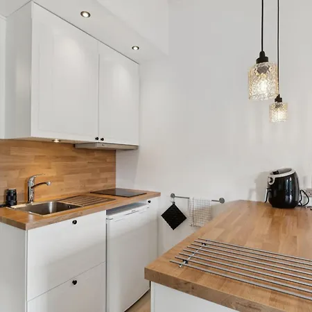 Bright Near And Pool Apartman